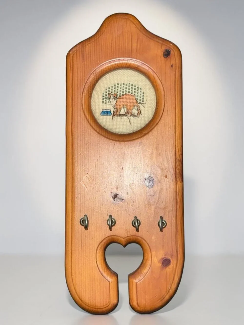 Vintage Needlepoint Cat Pattern Wooden Wall Mount Key Holder with Heart Cutout